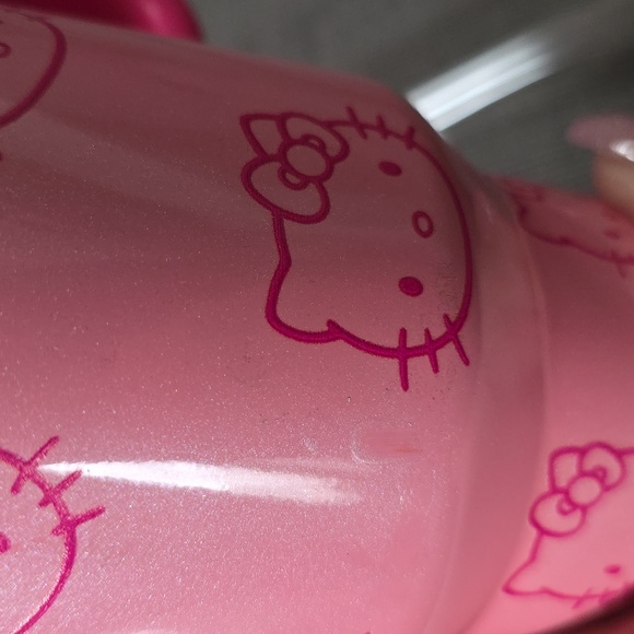 Stanley Pink Hello Kitty Quencher H2.0  Tumbler, 40oz. - Picture 11 of 11